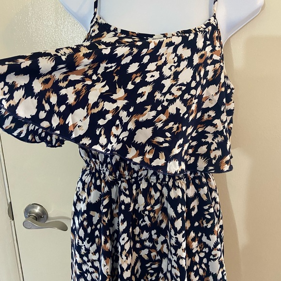 Beautifully designed romper with flowy layers looking like a dress. - Picture 3 of 5